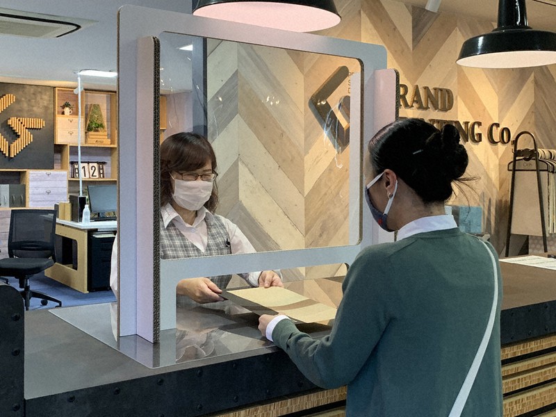 受付用の段ボール製パーティション=グランド印刷提供