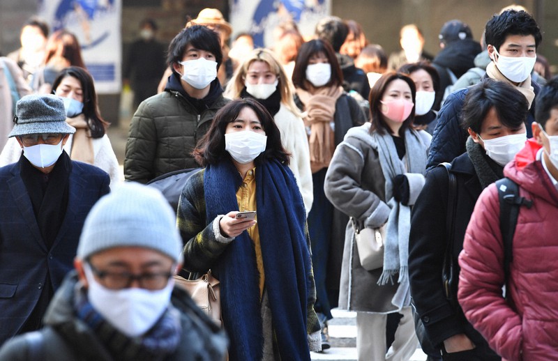 マスク姿で歩く人たち＝大阪市北区のJR大阪駅前で2021年1月13日午前9時45分、望月亮一撮影