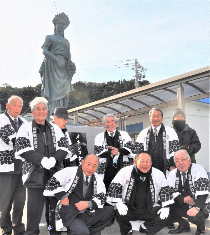 メキシコ女王像の建立を祝う市民有志たち=宮崎県延岡市島浦町で、重春次男撮影