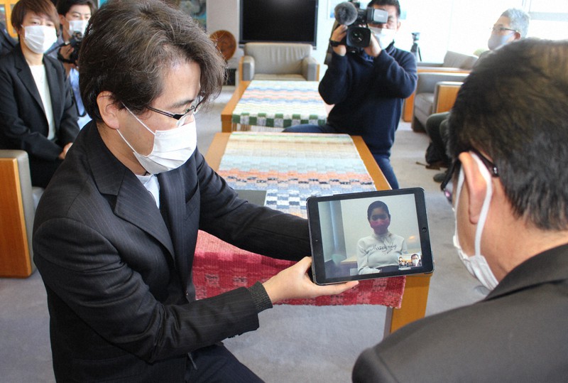 タブレット越しに田中愛唯さんと話す小野達也・静岡県伊東市長(右端)。左端は母美和さん=伊東市役所で2021年1月13日午前11時6分、梁川淑広撮影