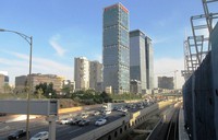 高速道路と通勤列車が縦断するテルアビブの都心（写真は筆者撮影）
