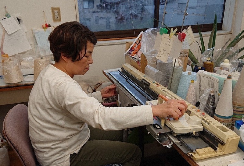 いまは希少になった家庭用編機で職人がひとつひとつ製品を作り上げる(金子編物提供)