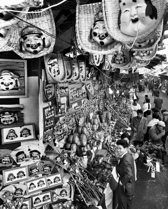 さまざまな縁起物がずらりと並べられた今宮戎神社周辺の露店=1965年1月9日撮影