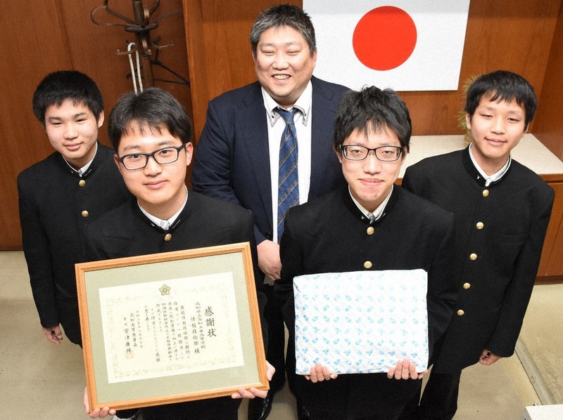 感謝状を手にする片岡拓心さん(左から2人目)ら高知工業高の情報技術部=高知南署で、郡悠介撮影
