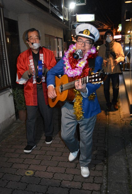 別府のネオン街、歌で案内 「流しのはっちゃんぶんちゃん」 「夜の路地