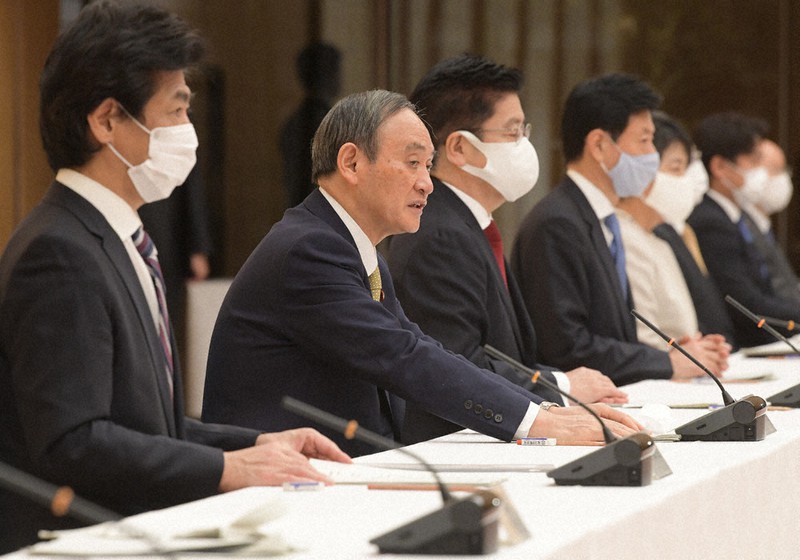 新型コロナウイルス感染症対策本部の会合で「緊急事態宣言」の対象地域に7府県の追加を表明する菅義偉首相(左から2人目)=首相官邸で13日、竹内幹撮影