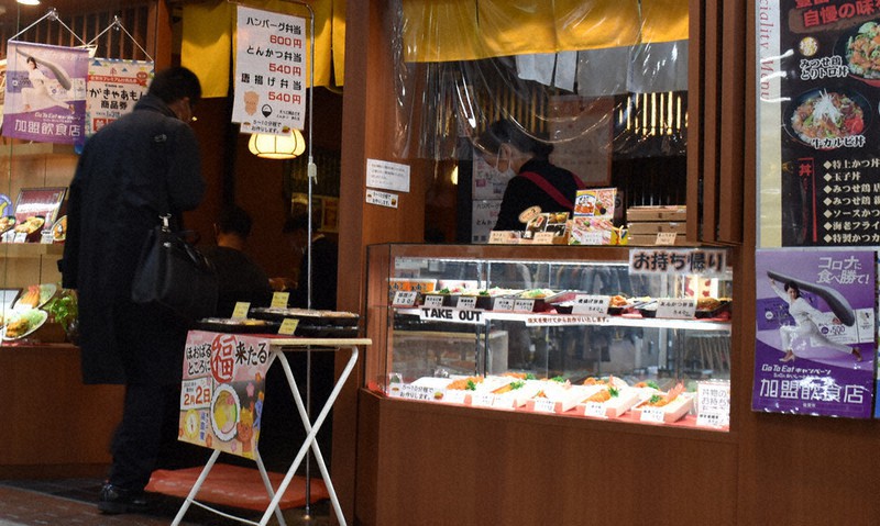 「コロナに食べ勝て!」のポスターが貼られた佐賀市内のとんかつ店=佐賀市で2021年1月12日、山口響撮影