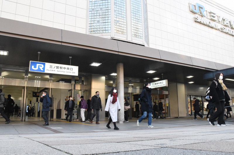 14日朝、JR三ノ宮駅ではマスク姿の通勤客や学生が行き交った=神戸市中央区のJR三ノ宮駅で2021年1月14日午前8時半、韓光勲撮影