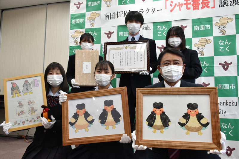 シャモ番長 南国市をヨロシク 高知の高校生考案prキャラクターお披露目 毎日新聞