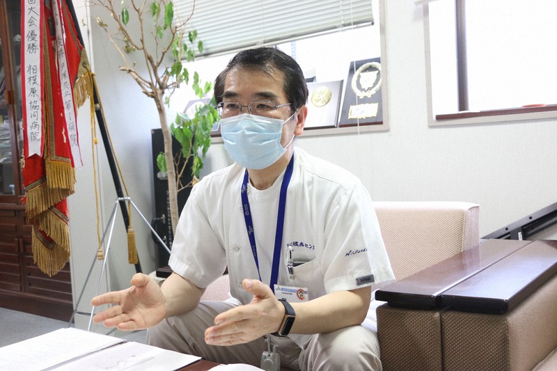 国内初となる新型コロナウイルス感染者を受け入れた時の状況を振り返る相模原協同病院の井関治和院長=相模原市緑区の同病院で2020年6月11日午後2時54分、木下翔太郎撮影