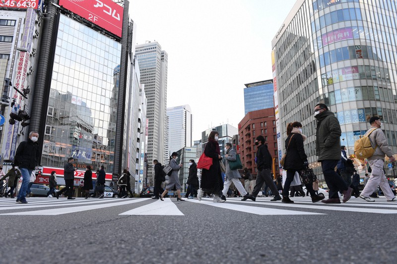 緊急事態宣言の発令後も新宿駅周辺では多くの人が行き交った=東京都新宿区で2021年1月8日午後3時46分、滝川大貴撮影