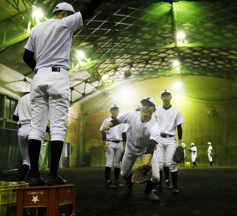 室内練習場で練習する知内の選手たち=北海道知内町で2020年12月11日午後5時、貝塚太一撮影