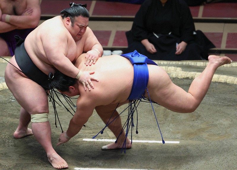 貴景勝(左)が琴勝峰を突き落としで降す=東京・両国国技館で2021年1月14日、宮武祐希撮影
