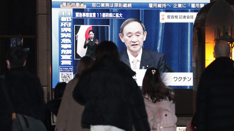 緊急事態宣言で記者会見する菅義偉首相の映像を流す街頭ビジョン=大阪市中央区で2021年1月13日、小出洋平撮影