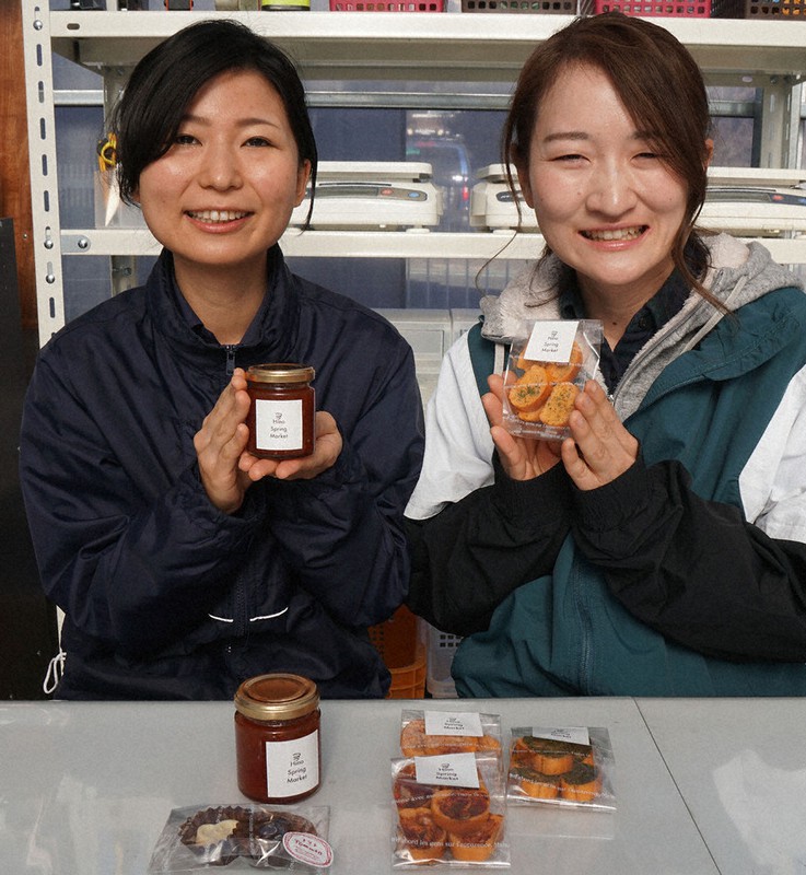 オンラインで販売する日野産トマトを使ったジャムやラスクなどを手にする川名桂さん(右)と岩田祐梨子さん=黒川将光撮影