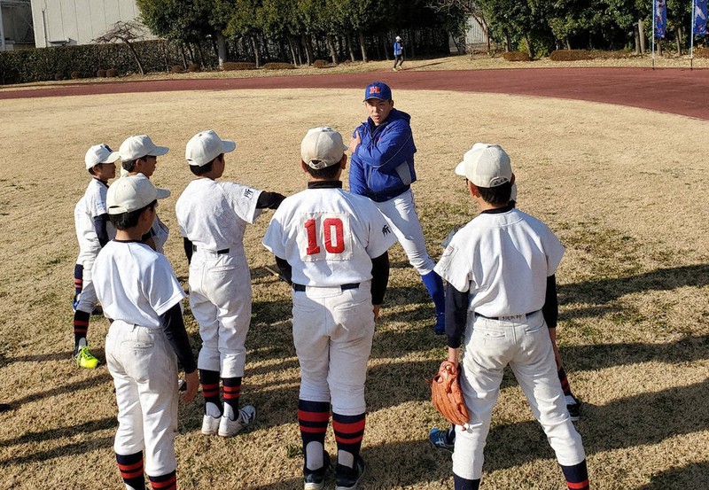 野球教室で小学生を指導するホンダの選手(奥)=2020年1月19日(ホンダ提供)