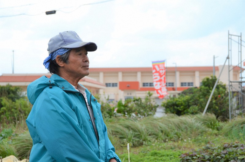 自身が所有する畑から、陸上自衛隊宮古島駐屯地を見る仲里成繁さん=沖縄県宮古島市で2021年1月9日午後2時半、竹内望撮影