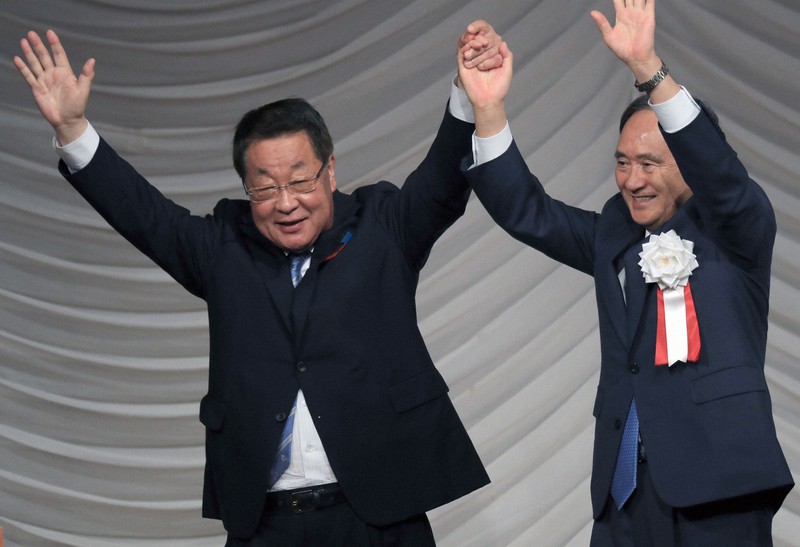 2017年衆院選前の集会で、菅義偉官房長官(右、当時)の応援を受ける吉川貴盛元農相=札幌市中央区で17年10月1日、梅村直承撮影
