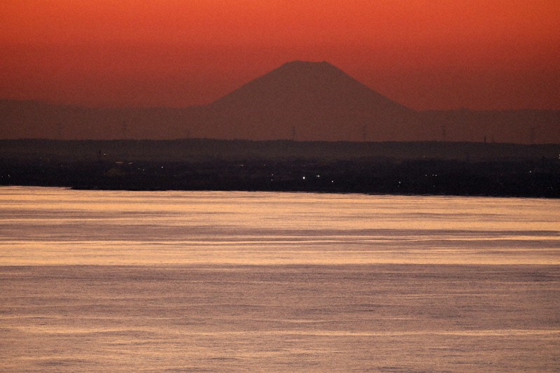 約200キロ離れた千葉県旭市から望む夕日に映える富士山=飯岡刑部岬展望館で2021年1月13日午後5時16分、近藤卓資撮影