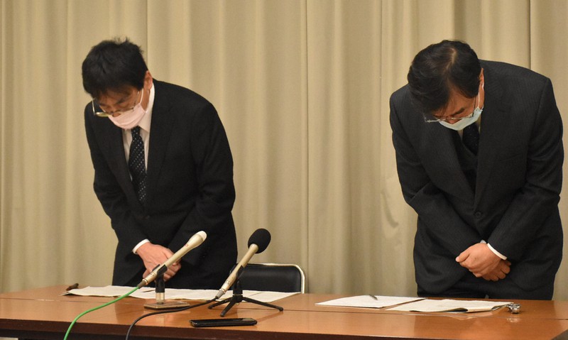 診療報酬の不正請求について謝罪する三重県立総合医療センターの新保秀人理事長・院長(右)ら=津市の三重県庁で2021年1月15日午前11時、谷口豪撮影