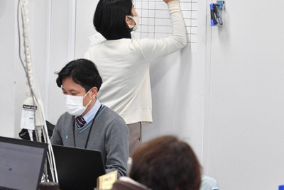 新型コロナウイルスの感染者対応に追われる大阪府入院フォローアップセンター＝大阪市中央区で2020年12月、木葉健二撮影（画像の一部を加工しています）