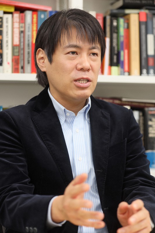 インタビューに答える小谷賢・日本大学危機管理学部教授=東京都世田谷区で2020年12月23日、尾籠章裕撮影
