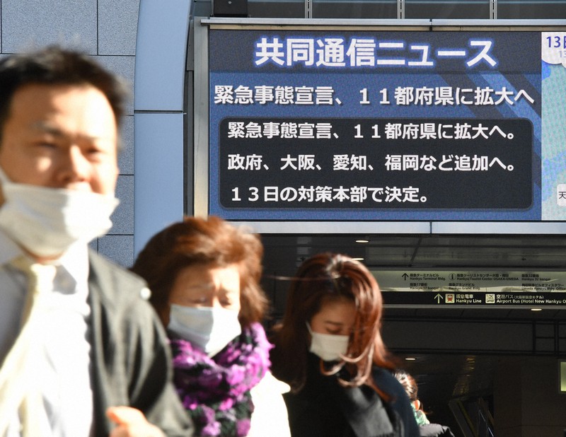 緊急事態宣言について報じる電光掲示板=大阪市北区で2021年1月13日午前10時11分、望月亮一撮影