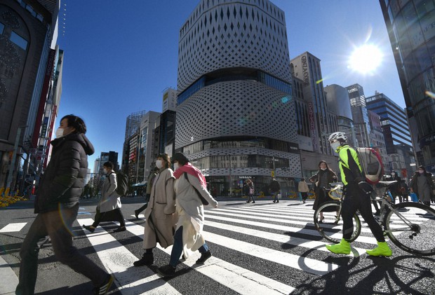 緊急事態宣言再発令後、初めて迎えた週末に銀座を歩く人たち=東京都中央区で2021年1月9日午後1時25分、宮間俊樹撮影