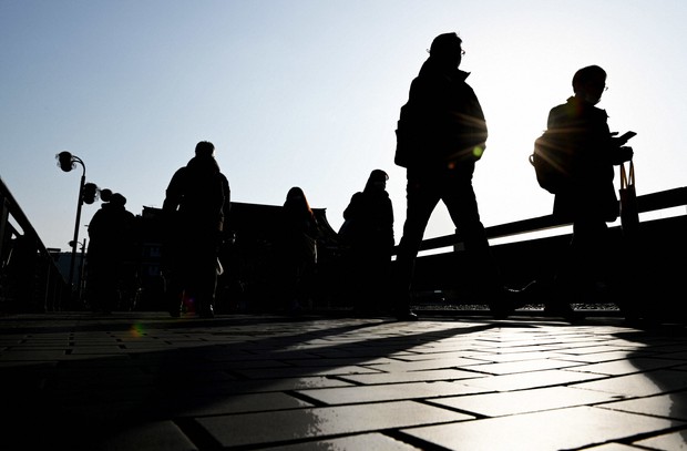 緊急事態宣言の対象地域に追加された京都の四条大橋を歩く人たち=京都市で2021年1月14日午前9時14分、山崎一輝撮影