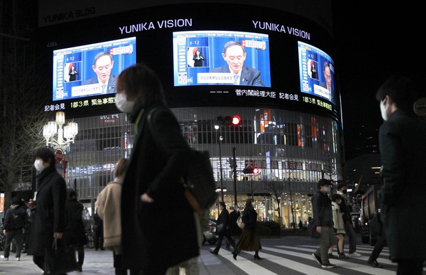 緊急事態宣言の発令について記者会見する菅義偉首相の映像を流す街頭ビジョン=東京都新宿区で2021年1月7日午後6時12分、宮武祐希撮影