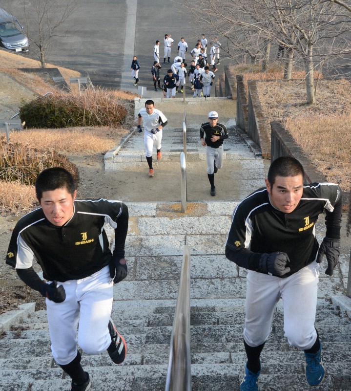 公園の階段を駆け上がる石橋の選手たち=宇都宮市で2020年12月29日、森野俊撮影