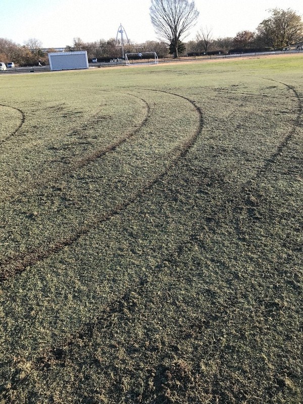 昨年12月に車が乗り入れた形跡が見つかった、岐阜県笠松町江川の町多目的運動場グラウンド=県サッカー協会提供