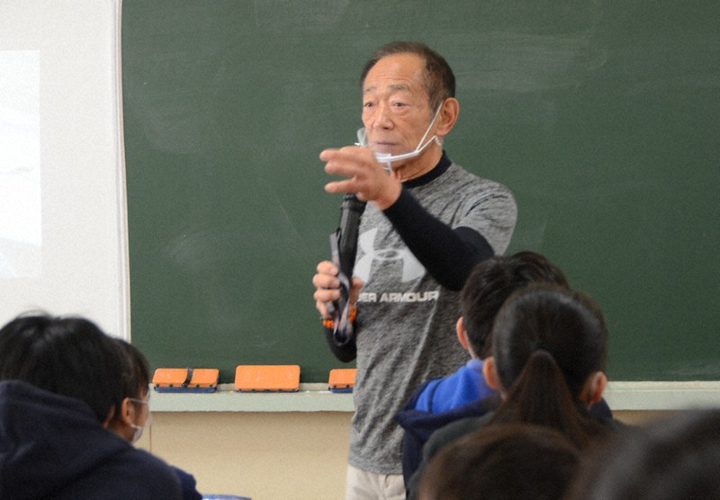神戸市立渦が森小の児童に阪神大震災時の体験をかたる牧秀一さん=神戸市で2021年1月15日午後0時13分、井上元宏撮影