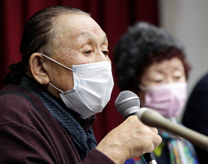 記者会見で判決に対する心情を語る原告の小島喜久夫さん。奥は妻麗子さん=札幌市中央区で2021年1月15日午後5時24分、貝塚太一撮影