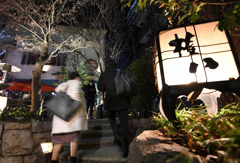 緊急事態宣言後の午後8時以降も営業を続ける居酒屋「権八」=東京都港区で2021年1月14日午後9時13分、竹内紀臣撮影