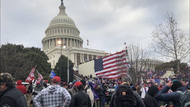 連邦議会議事堂を囲むトランプ大統領支持者＝米ワシントンで2021円1月6日、高本耕太撮影