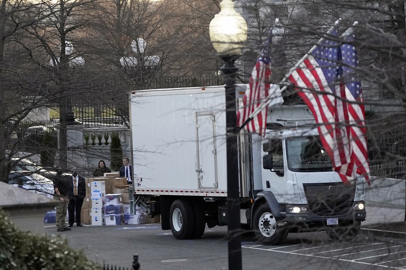引っ越しの荷物を搬出するため到着したトラック=米ワシントンで14日、AP