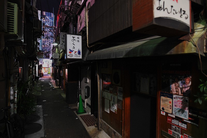 真っ暗になった中洲・人形小路の飲食店街=福岡市博多区で2021年1月16日午後8時、須賀川理撮影