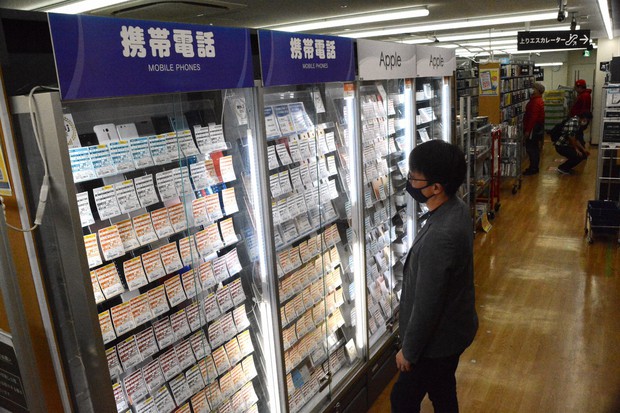 Will Japan S Consumers Ever Embrace Used Phones Industry Group Strives To Boost Trust The Mainichi
