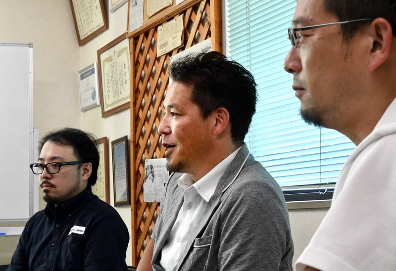 「発ジャパン」について語る(右から)中本裕司さん、鈴木隆史さん、岩澤旭さん=東京都八王子市で、西夏生撮影