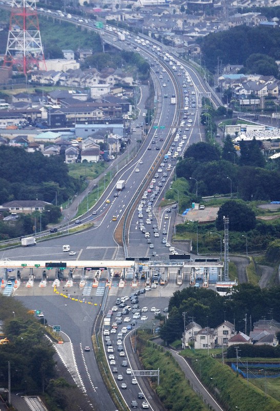 中央自動車道の八王子料金所付近=東京都八王子市で、本社ヘリから手塚耕一郎撮影