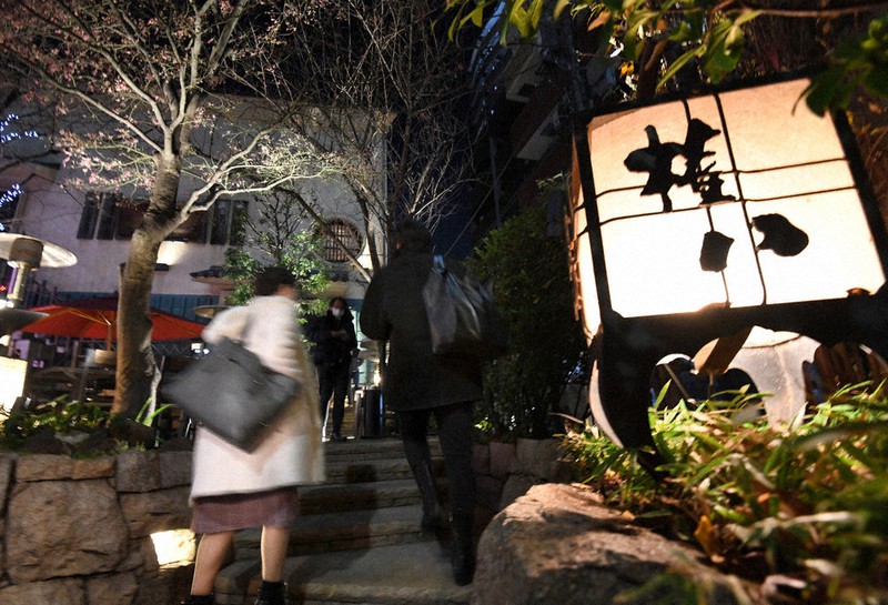 緊急事態宣言後の午後8時以降も営業を続ける居酒屋「権八」=東京都港区で14日、竹内紀臣撮影
