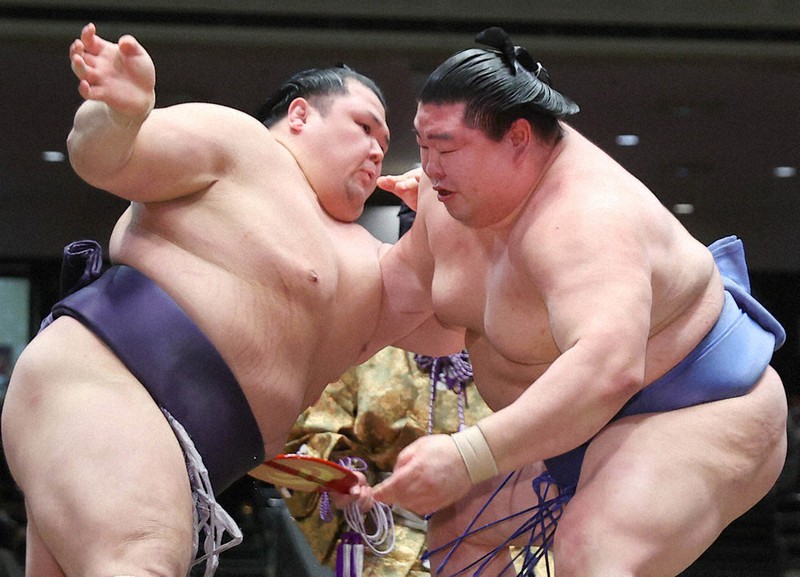 阿武咲(左)を押し出しで降した正代=宮武祐希撮影
