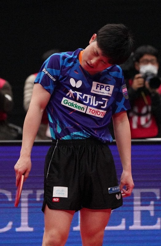 男子シングルス準々決勝で、及川に敗れた張本=代表撮影