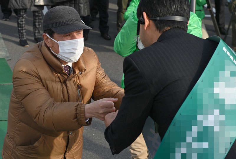 コロナ禍の岐阜県知事選では握手が「グータッチ」に変わった=岐阜市内で2021年1月7日午前9時31分、兵藤公治撮影(画像の一部を加工しています)