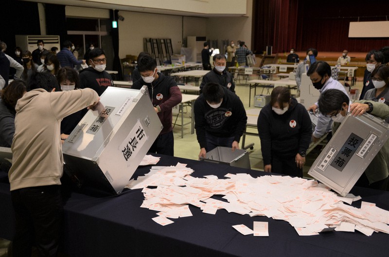 宮古島市長選の開票作業を進める市職員ら=沖縄県宮古島市の市平良老人福祉センターで2021年1月17日午後9時1分、竹内望撮影