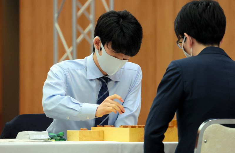 本戦2回戦で、豊島将之竜王(右)と対局する藤井聡太王位=名古屋市熱田区の名古屋国際会議場で2021年1月17日午後2時5分(代表撮影)