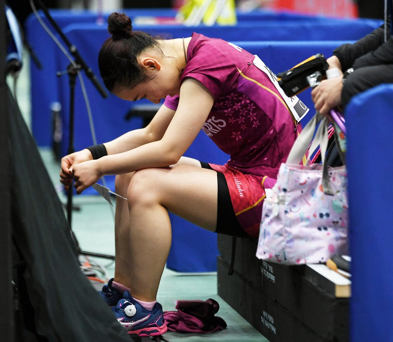 女子シングルス決勝、石川佳純に敗れ、席から立ち上がれない伊藤美誠=丸善インテックアリーナ大阪で2021年1月17日、久保玲撮影
