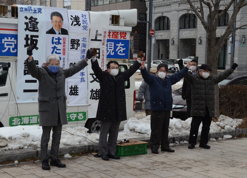 共同街頭演説を行う立憲民主道連の逢坂誠二代表(左)ら=札幌市中央区で2021年1月16日午後1時2分、山下智恵撮影