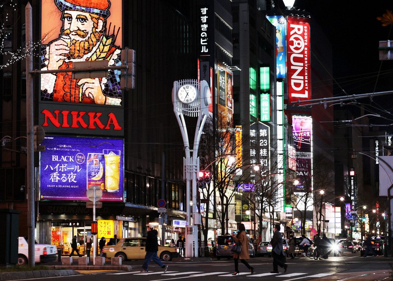 時短営業の延長などの要請が出されたススキノ地区=札幌市中央区で2020年11月26日、貝塚太一撮影